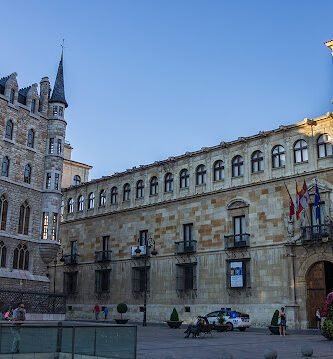 Palacio Guzmanes León
