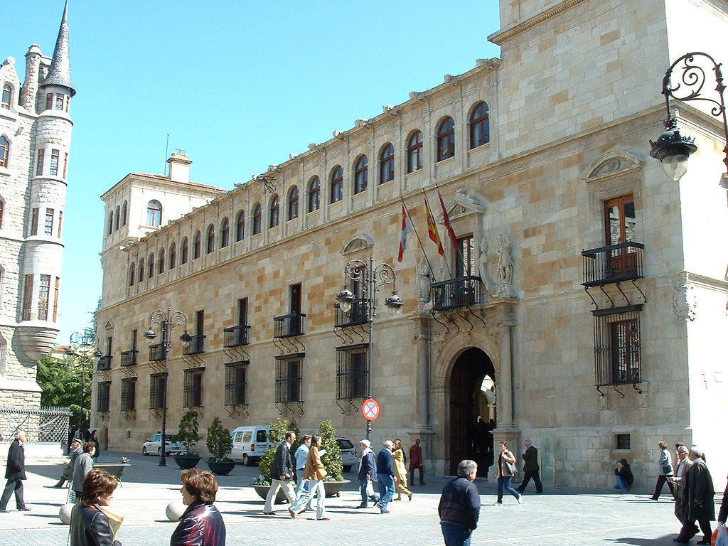 Palacio Guzmanes León