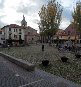 Plaza del Grano de León, con la iglesia del Mercado, soportales y pavimento de cantos
