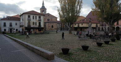 Plaza del Grano de León, con la iglesia del Mercado, soportales y pavimento de cantos