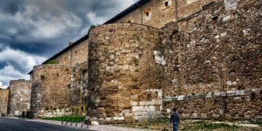 Cubos de piedra de la muralla de León junto a una calle