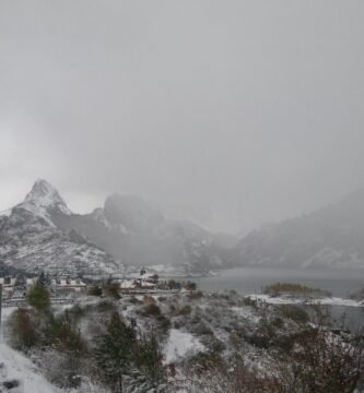 Riaño y su embalse rodeados de montañas nevadas