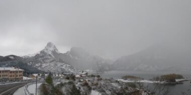 Riaño y su embalse rodeados de montañas nevadas