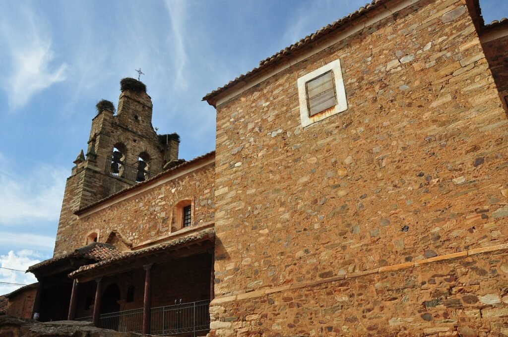 Muros de piedra y espadaña de la iglesia de Castrillo de los Polvazares