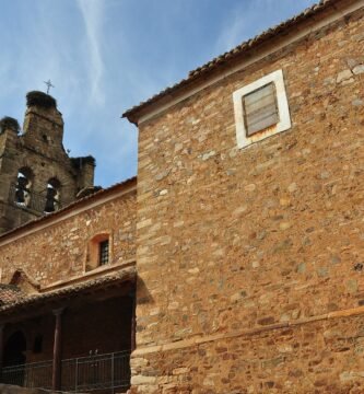 Muros de piedra y espadaña de la iglesia de Castrillo de los Polvazares