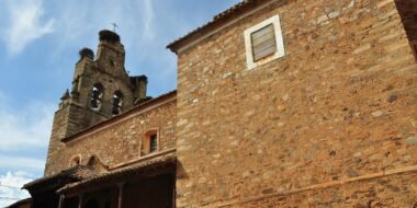 Muros de piedra y espadaña de la iglesia de Castrillo de los Polvazares