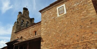 Muros de piedra y espadaña de la iglesia de Castrillo de los Polvazares