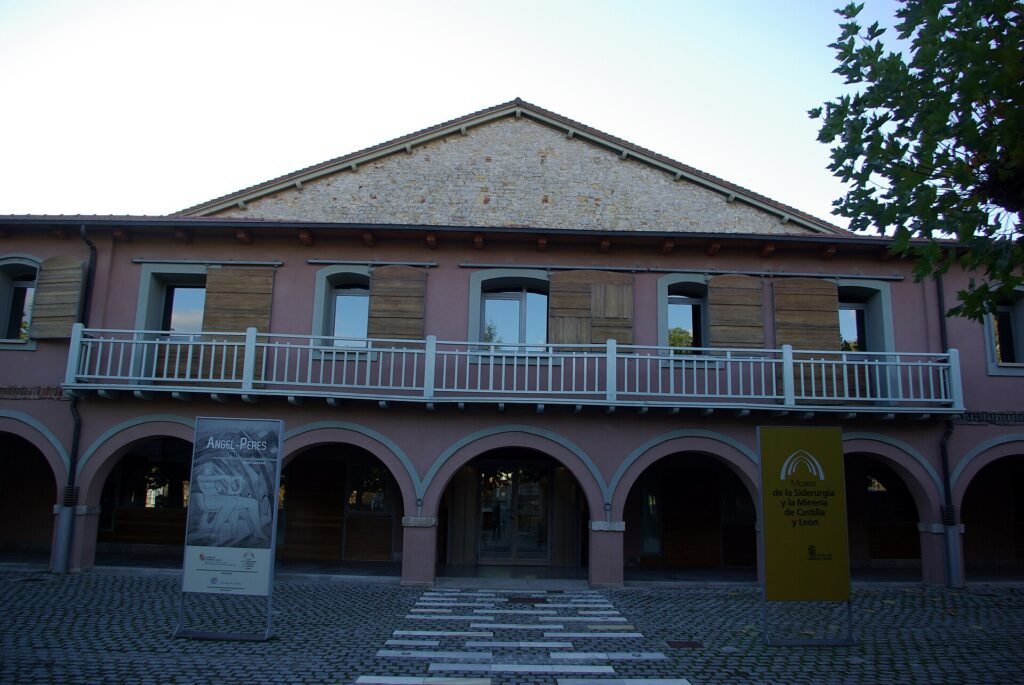 Fachada con soportales del Museo de la Siderurgia y la Minería en la Ferrería de San Blas de Sabero