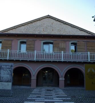 Fachada con soportales del Museo de la Siderurgia y la Minería en la Ferrería de San Blas de Sabero