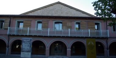 Fachada con soportales del Museo de la Siderurgia y la Minería en la Ferrería de San Blas de Sabero